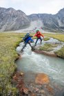 Deux touristes masculins voyageant dans les montagnes de Baffin, Canada. — Photo de stock