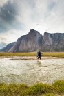 Двоє чоловіків подорожують у горах Баффіна (Канада).. — стокове фото