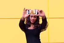 Jeune femme africaine fait un selfie avec son smartphone — Photo de stock