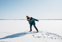 Девушка ходит по ледяному озеру в Швеции — стоковое фото