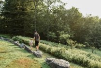 Millennial padre y su hijo explorando un parque en Massachusetts - foto de stock