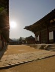Foto do pátio e dos edifícios no palácio real Gyeongbokgung — Fotografia de Stock