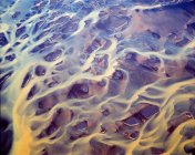 Veduta aerea dei fiumi arancioni intrecciati nell'Islanda meridionale — Foto stock