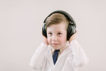 Дитина в лабіринті з навушниками — стокове фото