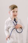 Jeune enfant en labcoat avec stéthoscope — Photo de stock