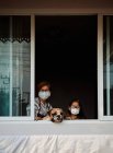 Mãe e filha com seu cão ficam em casa durante a epidemia de COVID-19 — Fotografia de Stock