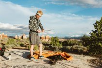 Man lay out the tent in desert — Stock Photo
