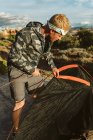 Homme mettre la tente dans le désert — Photo de stock