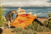 L'uomo stende la tenda nel deserto — Foto stock