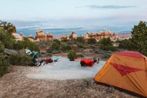 Camper femminile fa flessioni al suo campeggio nel deserto di utah — Foto stock