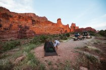 Wanderer mit Zelt vor Wüstenhintergrund — Stockfoto