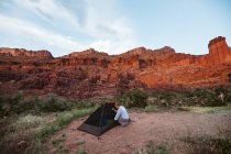 Турист с палаткой на фоне пустыни — стоковое фото