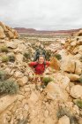 Una giovane donna in rosso in piedi nel deserto — Foto stock