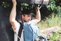 Портрет альпініста з крашпадом і рюкзаками — стокове фото