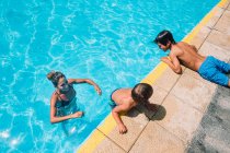 Famiglia che gioca in piscina — Foto stock