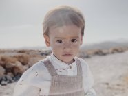 Launisches Porträt eines Kindes, das durch die Wüste geht — Stockfoto
