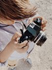 Ritratto ravvicinato di un bambino con una fotocamera vintage — Foto stock