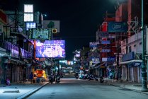 Il punto caldo turistico vuoto Khaosan strada durante la pandemia Covid 19 — Foto stock