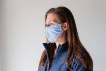 Mujer que usa mascarilla de tela casera durante la pandemia de Covid 19. - foto de stock
