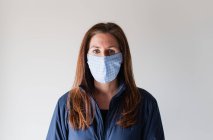 Donna che indossa maschera di tessuto fatto in casa durante Covid 19 pandemia. — Foto stock