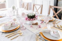 Beau décor de table pour le dîner de Pâques — Photo de stock