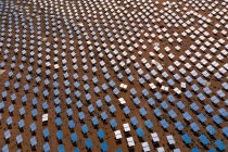 Uma enorme matriz solar na estação de geração de Ivanpah — Fotografia de Stock