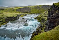 Красивий водоспад в горах на фоні природи — стокове фото