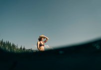 Молодая женщина наслаждается доской для гребли на Потерянном озере в Орегоне. — стоковое фото