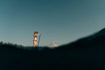 Молода жінка має стенд - панель на Загубленому озері в штаті Орегон.. — стокове фото