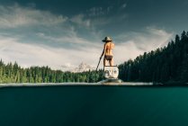 Молода жінка має стенд - панель на Загубленому озері в штаті Орегон.. — стокове фото
