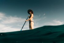 Uma jovem mulher desfruta de um stand-dup paddle board em Lost Lake no Oregon. — Fotografia de Stock