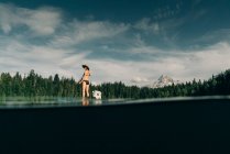 Uma jovem mulher desfruta de um stand-dup paddle board em Lost Lake no Oregon. — Fotografia de Stock