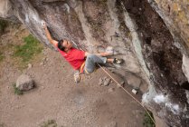 Jovem alpinista na rocha — Fotografia de Stock
