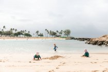 Kinder spielen am Strand von Hawaii — Stockfoto