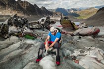 Uomo in incidente aereo, Bomber Glacier, Talkeetna Mountains, Alaska — Foto stock