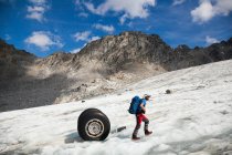 Uomo in incidente aereo, Bomber Glacier, Talkeetna Mountains, Alaska — Foto stock