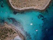 Vista aérea de la isla del mar Mediterráneo - foto de stock