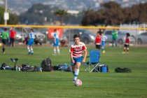 Юный футболист вот-вот ударит по мячу свободным ударом — стоковое фото