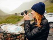 Woman photographing Three Sisters Of Glencoe, on a wet day — Stock Photo