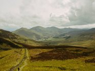 Collines montagneuses dans la campagne écossaise — Photo de stock