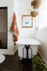 Interno di un bagno moderno con una grande finestra — Foto stock
