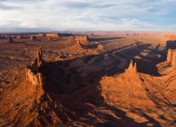 Повітряні панорами пустельної місцевості Іконічної долини монументів — стокове фото