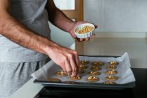 Chef preparing cookies for baking in the kitchen — Fotografia de Stock