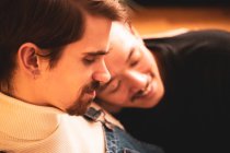 Gay maschio interrazziale coppia rilassante a casa — Foto stock