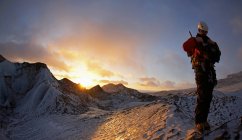 Uomo maturo escursioni su Solheimajokull — Foto stock
