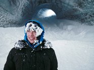 L'uomo che esplora la grotta di ghiaccio in Islanda — Foto stock