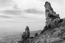 Una persona posa bilanciamento nel mezzo di un highline a Los Frailes — Foto stock
