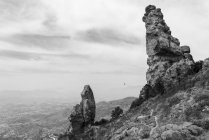 Una persona posa equilibrándose en medio de un rascacielos en Los Frailes - foto de stock