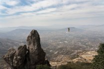One man walking on a highline at Los Frailes near El Arenal, Hidalgo — Stock Photo
