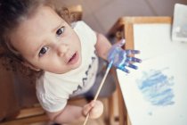 Дети играют во внутреннем дворе и рисуют водными красками — стоковое фото